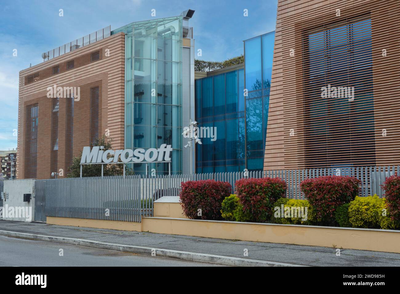 Logo Microsoft. Sede centrale Microsoft a Roma, Italia. Azienda di software informatico e cloud, con uffici in background Foto Stock