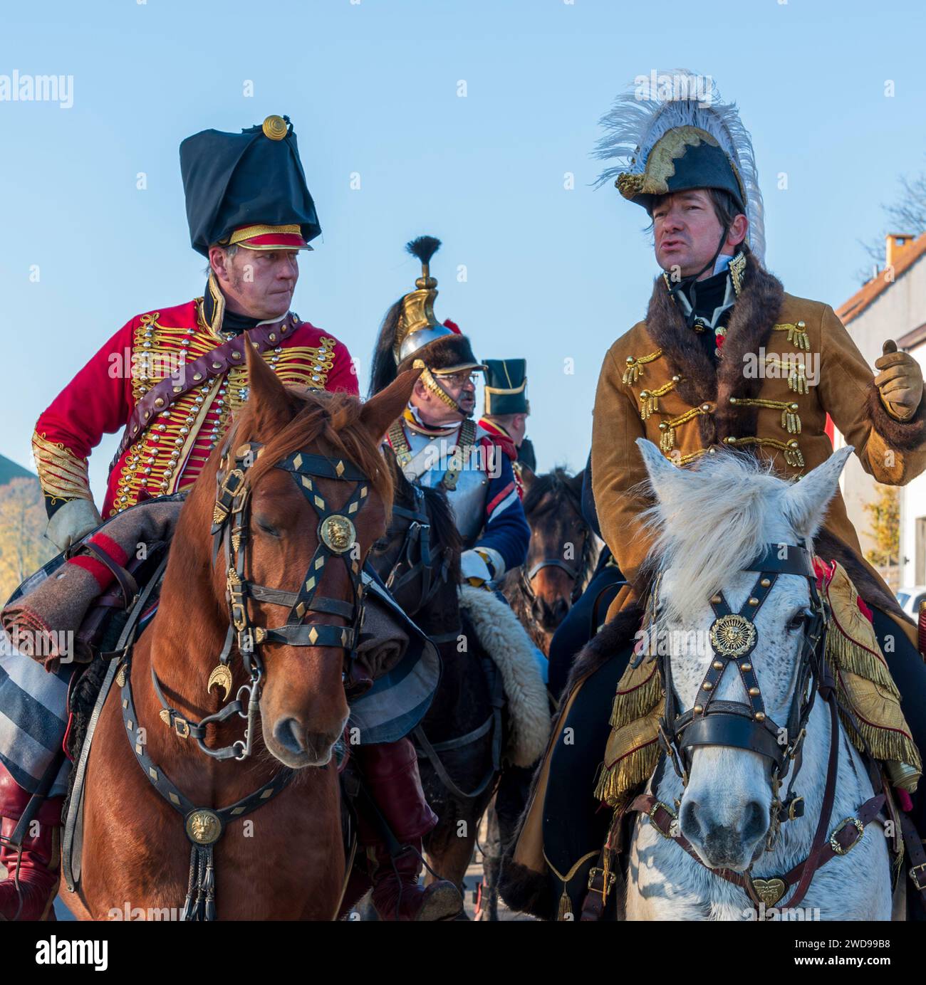 Reenattori in uniformi napoleoniche a cavallo al campo di battaglia di Waterloo Foto Stock