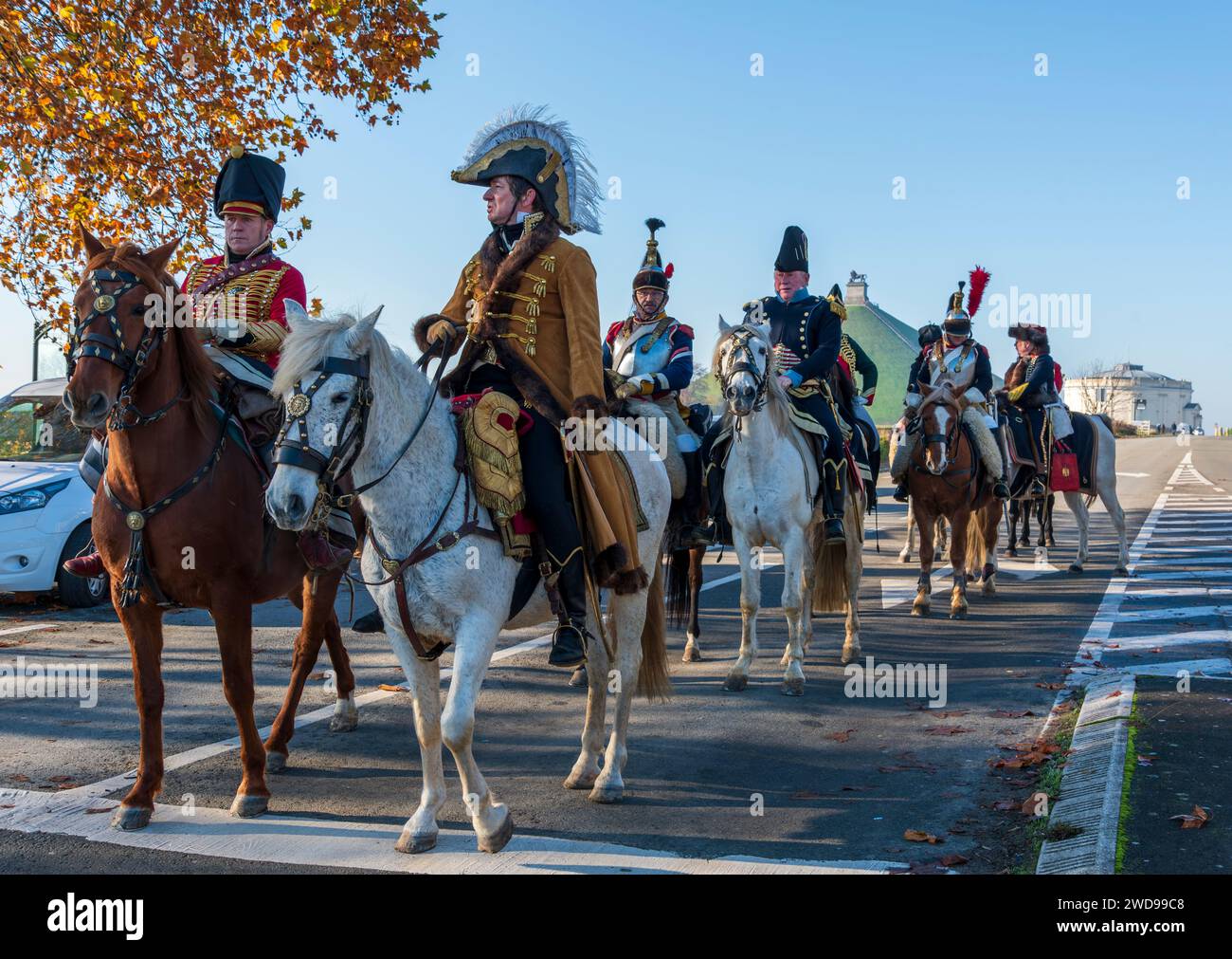 Reenattori in uniformi napoleoniche a cavallo al campo di battaglia di Waterloo Foto Stock