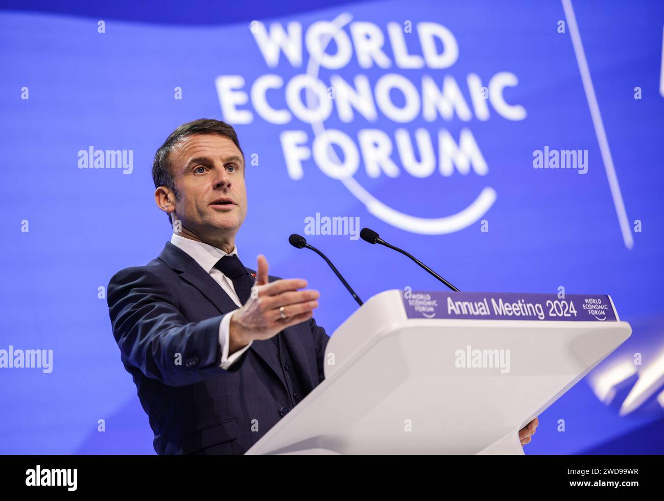 Davos, Svizzera. 17 gennaio 2024. Emmanuel Macron, Presidente della Francia, interviene a un evento del World Economic Forum (WEF) a Davos. Credito: Hannes P. Albert/dpa/Alamy Live News Foto Stock