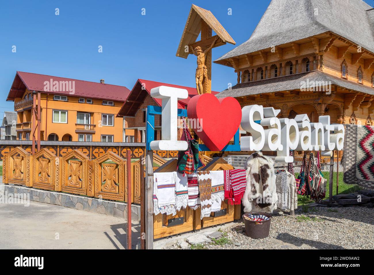 SAPANTA, MARAMURES, ROMANIA - 18 SETTEMBRE 2020: Amo Sapanta, i simboli del villaggio resi famosi nel mondo dall'artigianato, dalle chiese in legno Foto Stock