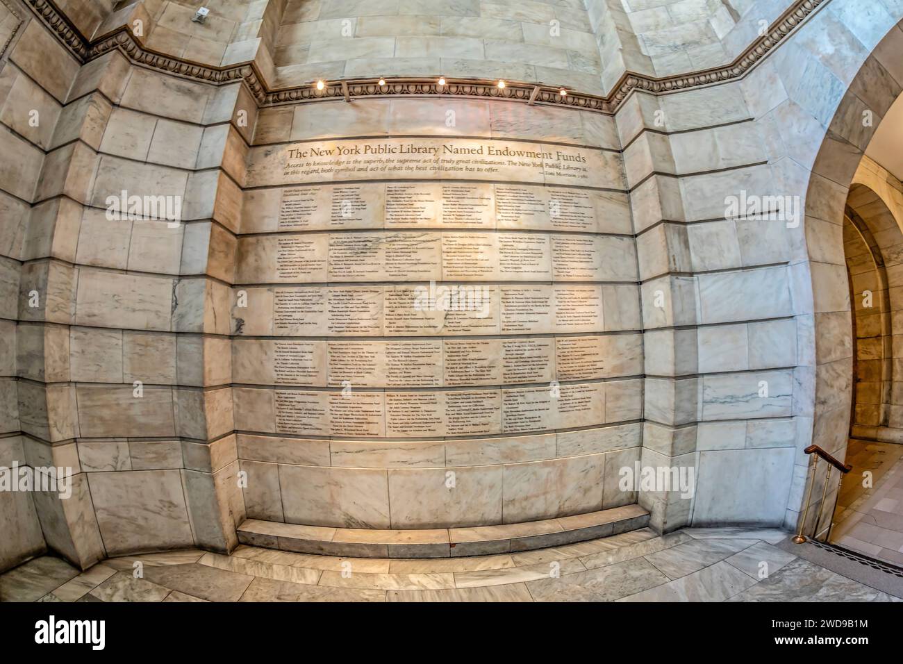 NEW YORK, USA-MARZO 7,2020: Vista dell'interno della Biblioteca pubblica. Con 53 milioni di oggetti e 92 sedi è la seconda biblioteca pubblica più grande degli Stati Uniti Foto Stock