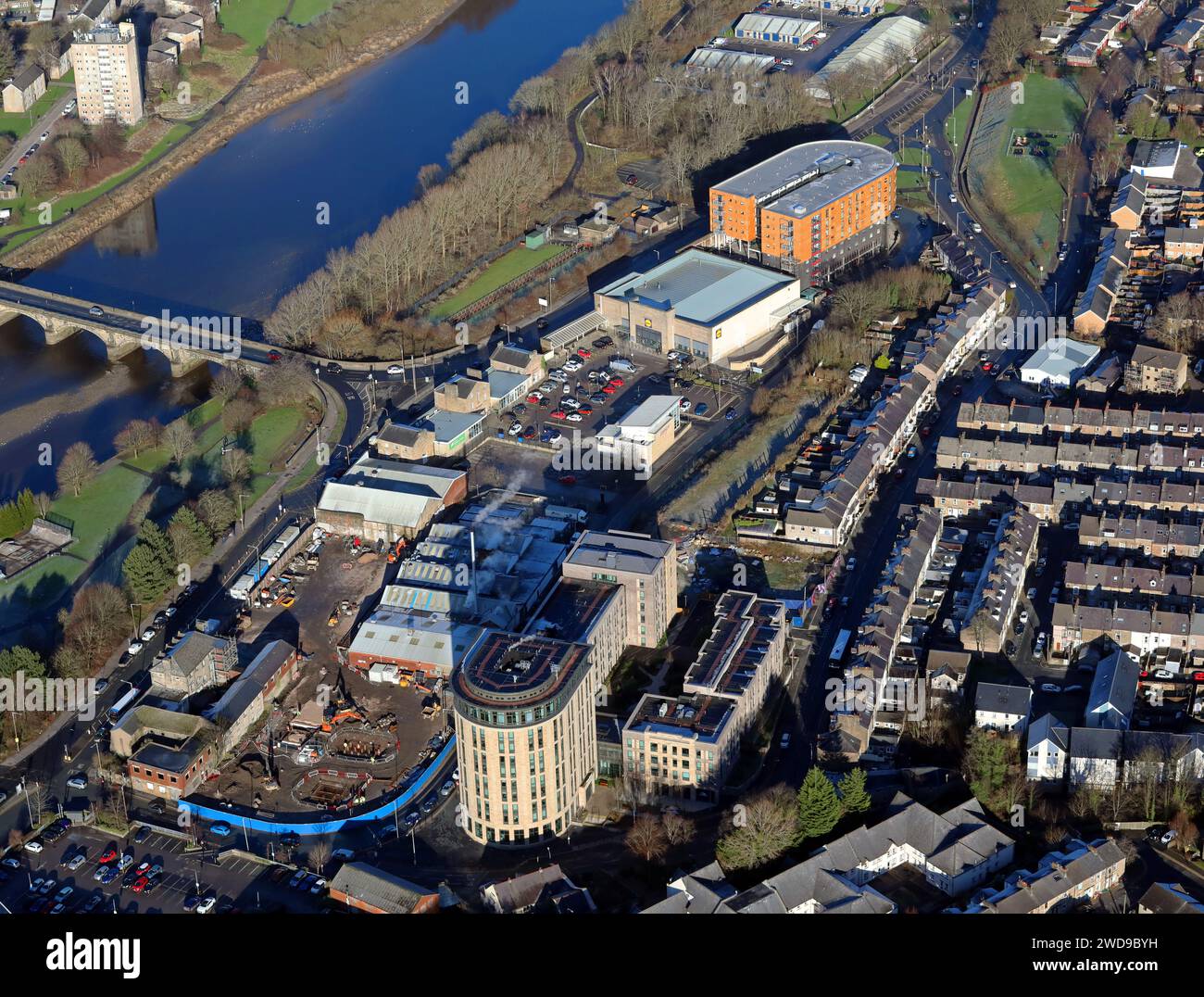 Veduta aerea degli sviluppi su Caton Road, Lancaster incl. aparo Caton Court, sale per studenti, Pizza Hut, Avis, Lidl e un nuovo condominio all'estremità opposta Foto Stock