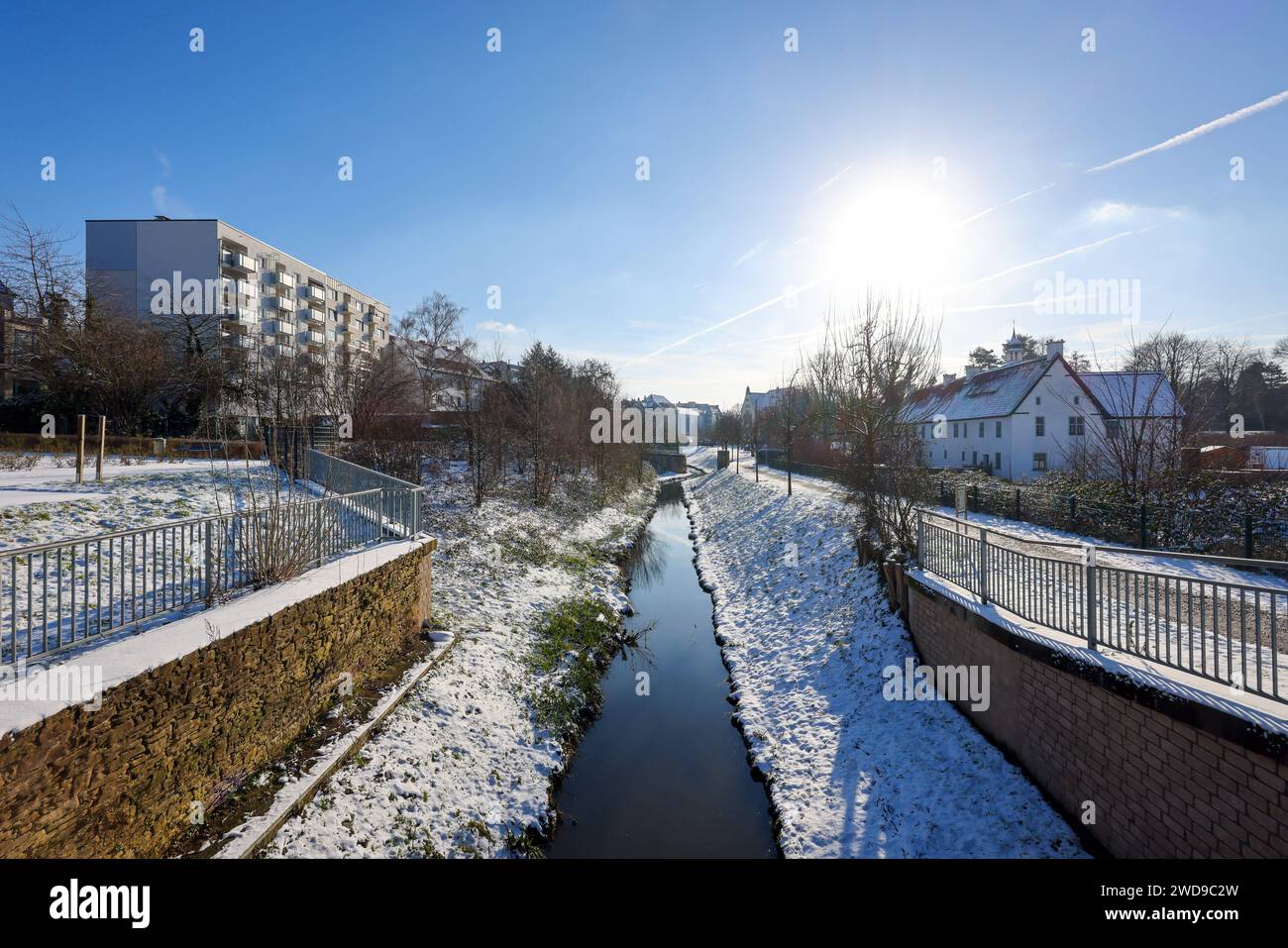 Dortmund, Nordrhein-Westfalen, Deutschland - Winter mit Schnee im Ruhrgebiet, renaturierte Emscher in Dortmund-Aplerbeck am Wasserschloss Haus Rodenberg rechts. Winterlandschaft mit renaturierter Emscher, Emscherumbau, Dortmund, Nordrhein-Westfalen, Deutschland *** Dortmund, Renania settentrionale-Vestfalia, Germania Inverno con neve nella zona della Ruhr, rinaturalizzato Emscher a Dortmund Aplerbeck nel castello fossato Haus Rodenberg paesaggio invernale con Emscher rinaturalizzato, conversione Emscher, Dortmund, Renania settentrionale-Vestfalia, Germania Foto Stock