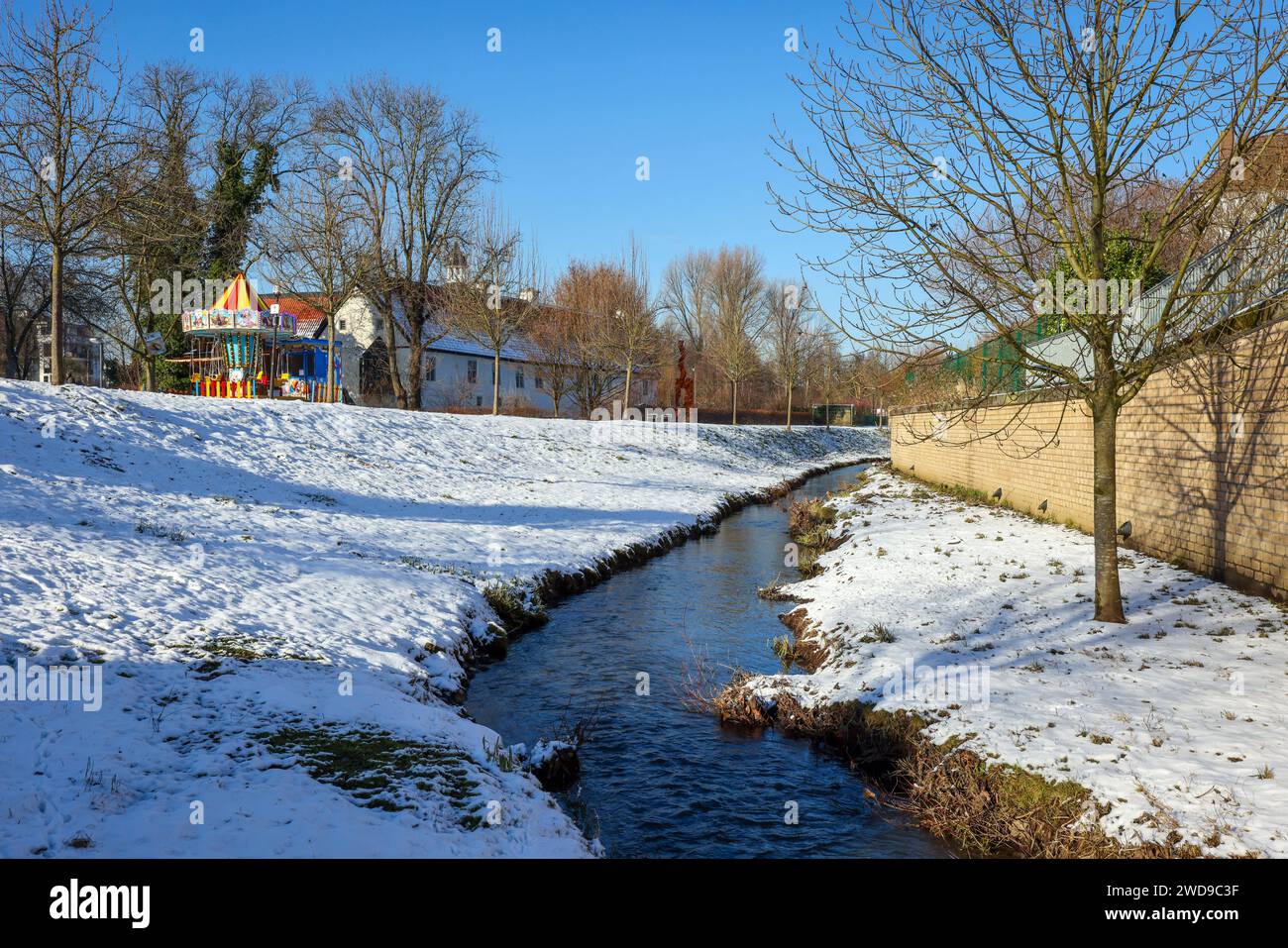 Dortmund, Nordrhein-Westfalen, Deutschland - Winter mit Schnee im Ruhrgebiet, renaturierte Emscher in Dortmund-Aplerbeck am Wasserschloss Haus Rodenberg Links. Winterlandschaft mit renaturierter Emscher, Emscherumbau, Dortmund, Nordrhein-Westfalen, Deutschland *** Dortmund, Renania settentrionale-Vestfalia, Germania Inverno con neve nella zona della Ruhr, rinaturalizzato Emscher a Dortmund Aplerbeck presso il castello fossato Haus Rodenberg lasciato paesaggio invernale con Emscher rinaturalizzato, conversione Emscher, Dortmund, Renania settentrionale-Vestfalia, Germania Foto Stock