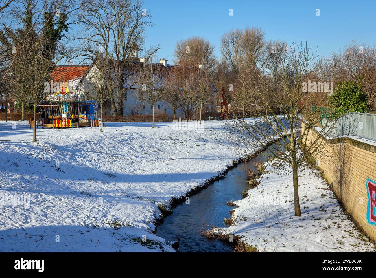 Dortmund, Nordrhein-Westfalen, Deutschland - Winter mit Schnee im Ruhrgebiet, renaturierte Emscher in Dortmund-Aplerbeck am Wasserschloss Haus Rodenberg Links. Winterlandschaft mit renaturierter Emscher, Emscherumbau, Dortmund, Nordrhein-Westfalen, Deutschland *** Dortmund, Renania settentrionale-Vestfalia, Germania Inverno con neve nella zona della Ruhr, rinaturalizzato Emscher a Dortmund Aplerbeck presso il castello fossato Haus Rodenberg lasciato paesaggio invernale con Emscher rinaturalizzato, conversione Emscher, Dortmund, Renania settentrionale-Vestfalia, Germania Foto Stock