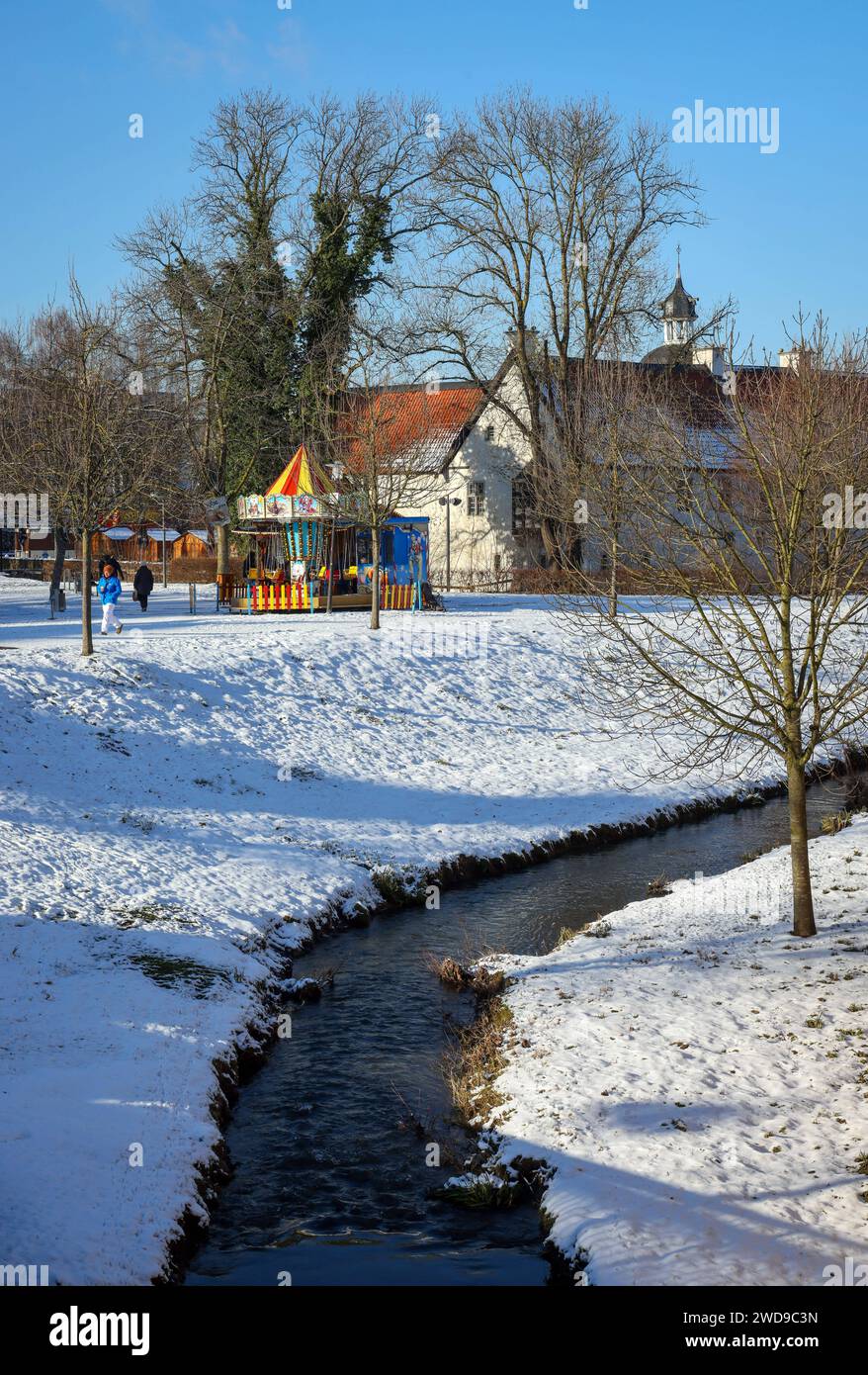 Dortmund, Nordrhein-Westfalen, Deutschland - Winter mit Schnee im Ruhrgebiet, renaturierte Emscher in Dortmund-Aplerbeck am Wasserschloss Haus Rodenberg. Winterlandschaft mit renaturierter Emscher, Emscherumbau, Dortmund, Nordrhein-Westfalen, Deutschland *** Dortmund, Renania settentrionale-Vestfalia, Germania Inverno con neve nell'area della Ruhr, rinaturalizzato Emscher a Dortmund Aplerbeck nel castello fossato Haus Rodenberg paesaggio invernale con Emscher rinaturalizzato, conversione Emscher, Dortmund, Renania settentrionale-Vestfalia, Germania Foto Stock