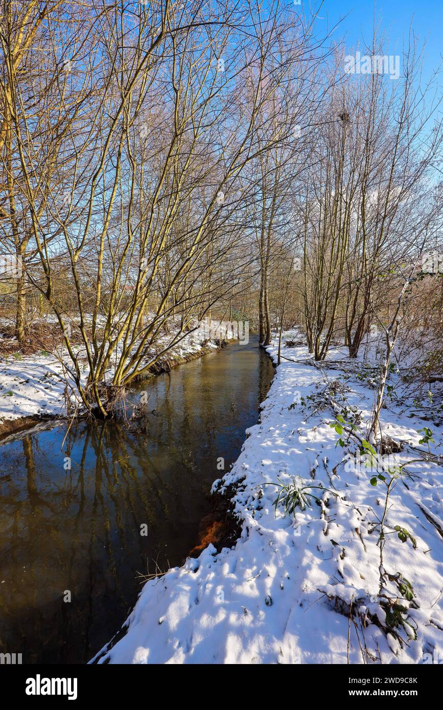 Dortmund, Nordrhein-Westfalen, Deutschland - Winter mit Schnee im Ruhrgebiet, renaturierte Emscher in Dortmund-Aplerbeck. Winterlandschaft mit renaturierter Emscher, Emscherumbau, Dortmund, Nordrhein-Westfalen, Deutschland *** Dortmund, Renania settentrionale-Vestfalia, Germania Inverno con neve nell'area della Ruhr, rinaturalizzazione di Emscher a Dortmund Aplerbeck paesaggio invernale con Emscher rinaturalizzato, conversione di Emscher, Dortmund, Renania settentrionale-Vestfalia, Germania Foto Stock