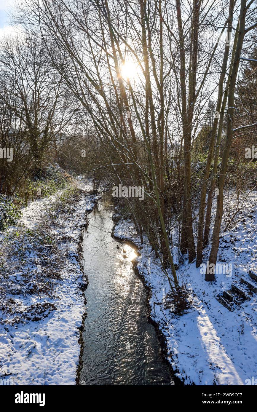 Dortmund, Nordrhein-Westfalen, Deutschland - Winter mit Schnee im Ruhrgebiet, renaturierte Emscher in Dortmund-Aplerbeck. Winterlandschaft mit renaturierter Emscher, Emscherumbau, Dortmund, Nordrhein-Westfalen, Deutschland *** Dortmund, Renania settentrionale-Vestfalia, Germania Inverno con neve nell'area della Ruhr, rinaturalizzazione di Emscher a Dortmund Aplerbeck paesaggio invernale con Emscher rinaturalizzato, conversione di Emscher, Dortmund, Renania settentrionale-Vestfalia, Germania Foto Stock