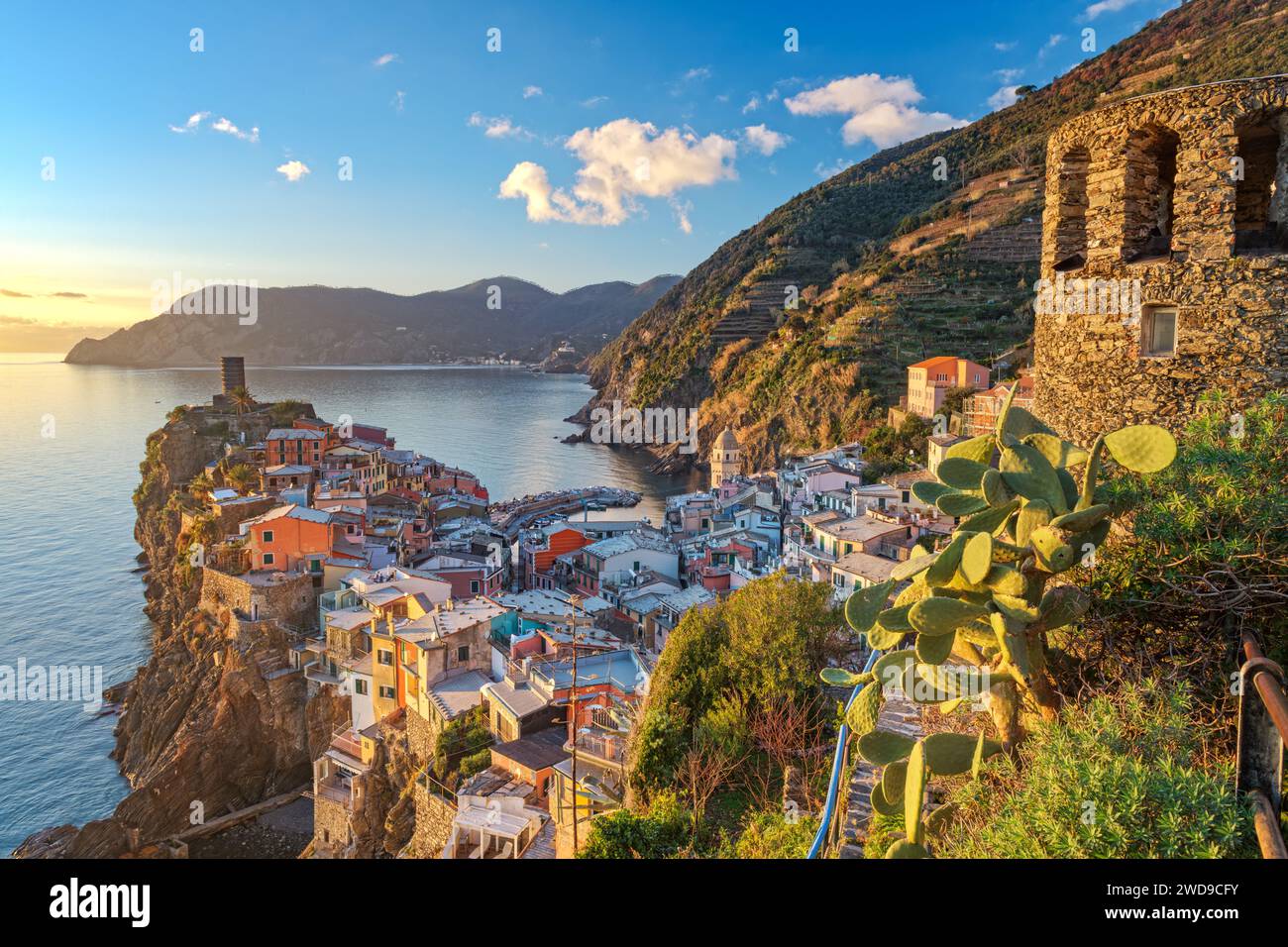 Vernazza, la Spezia, Liguria, Italia nella regione delle cinque Terre al tramonto. Foto Stock