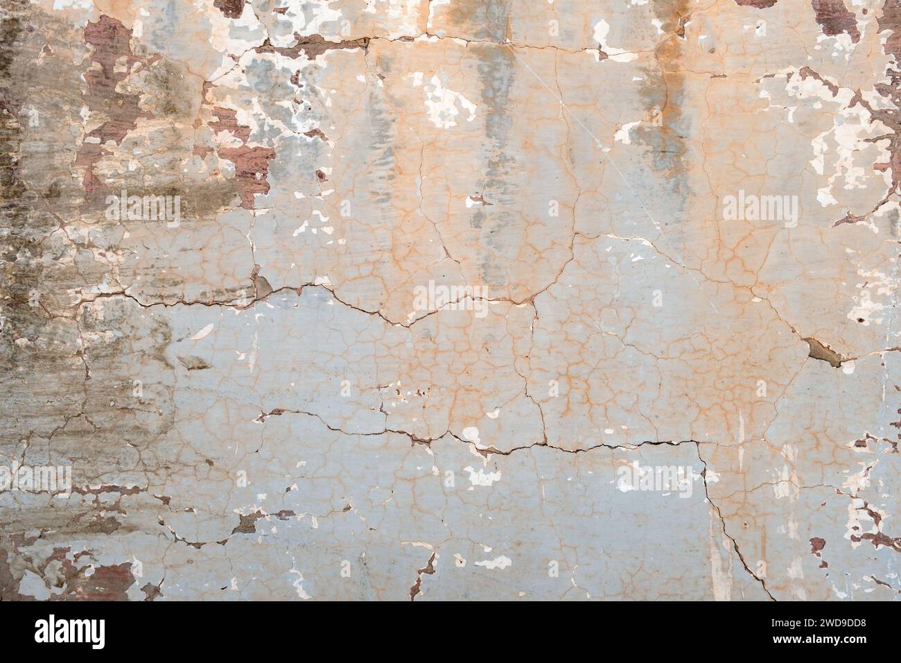 Vecchio muro incrinato con vernice blu usurata, sfondo grunge Foto Stock