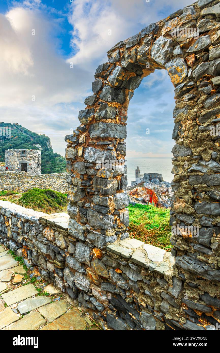 Portovenere, scenario costiero italiano con rovine che guardano verso la Chiesa di San Pietro nel Mar Mediterraneo. Foto Stock