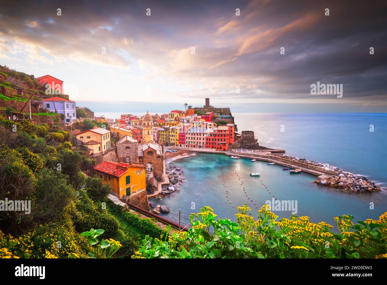 Vernazza, la Spezia, Liguria, Italia nella regione delle cinque Terre al tramonto. Foto Stock