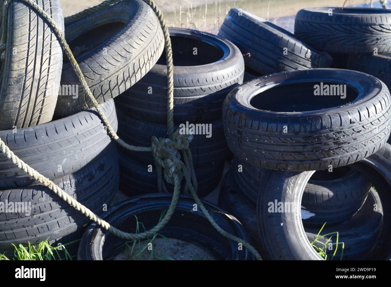 Cumulo di vecchi pneumatici scartati Foto Stock