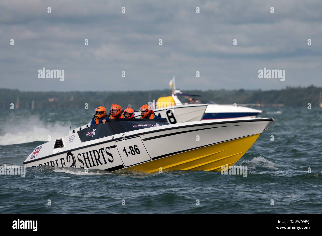 Sembra che l'equipaggio di 1-86 Double 2 Shirts stia aspettando la pistola di partenza alla Cowes to Torquay e la corsa di motoscafi di ritorno che si tiene nel Solent Foto Stock