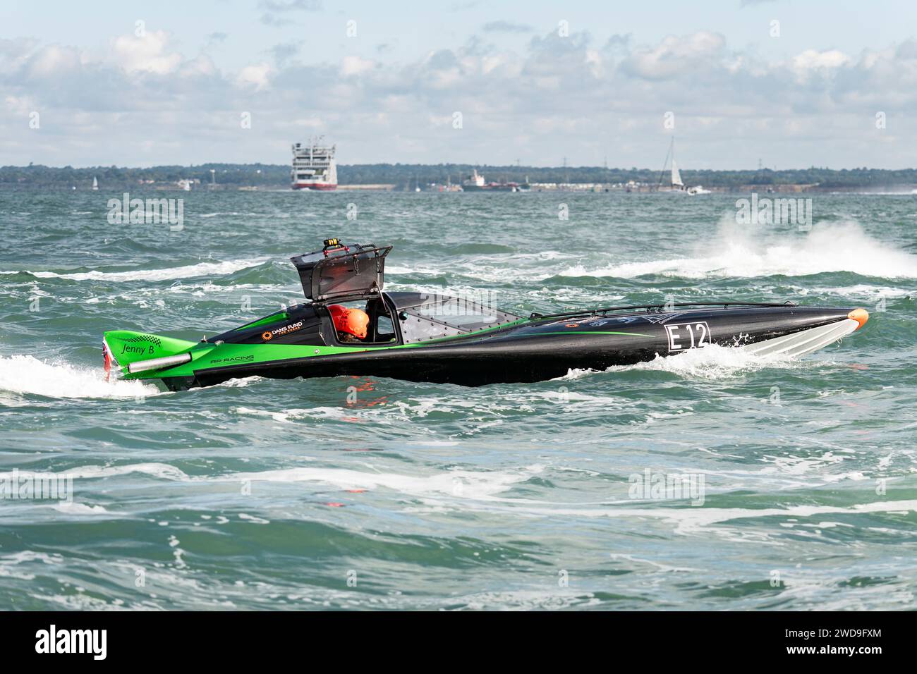 Jenny B Powerboat numero E12 si trova in basso in acqua con le porte della cabina di pilotaggio aperte in attesa della partenza della 2023 Cowes to Poole and Back Race. Foto Stock