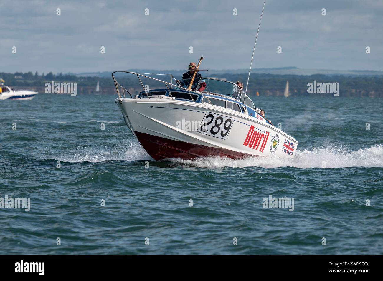 Classic Power Boat Miss Bovril Number 289 a Triana 25 che si alimenta lungo il Solent durante l'Isola di Wight Cowes alla Torquay Powerboat Race Foto Stock