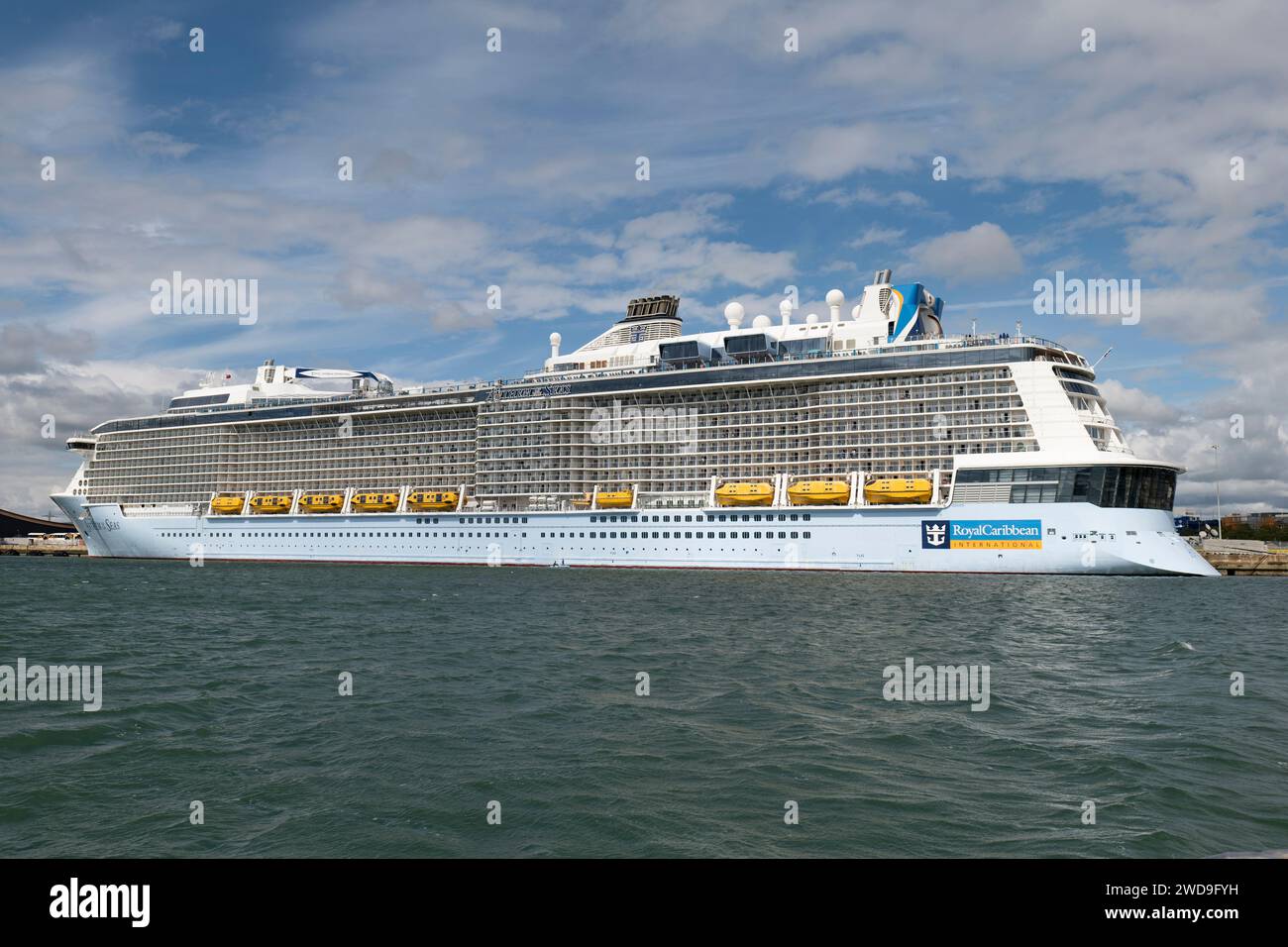 Anthem of the Seas una nave da crociera Royal Caribbean International Quantum Class ormeggiata nel River test a Southampton sulla costa meridionale dell'Inghilterra Foto Stock