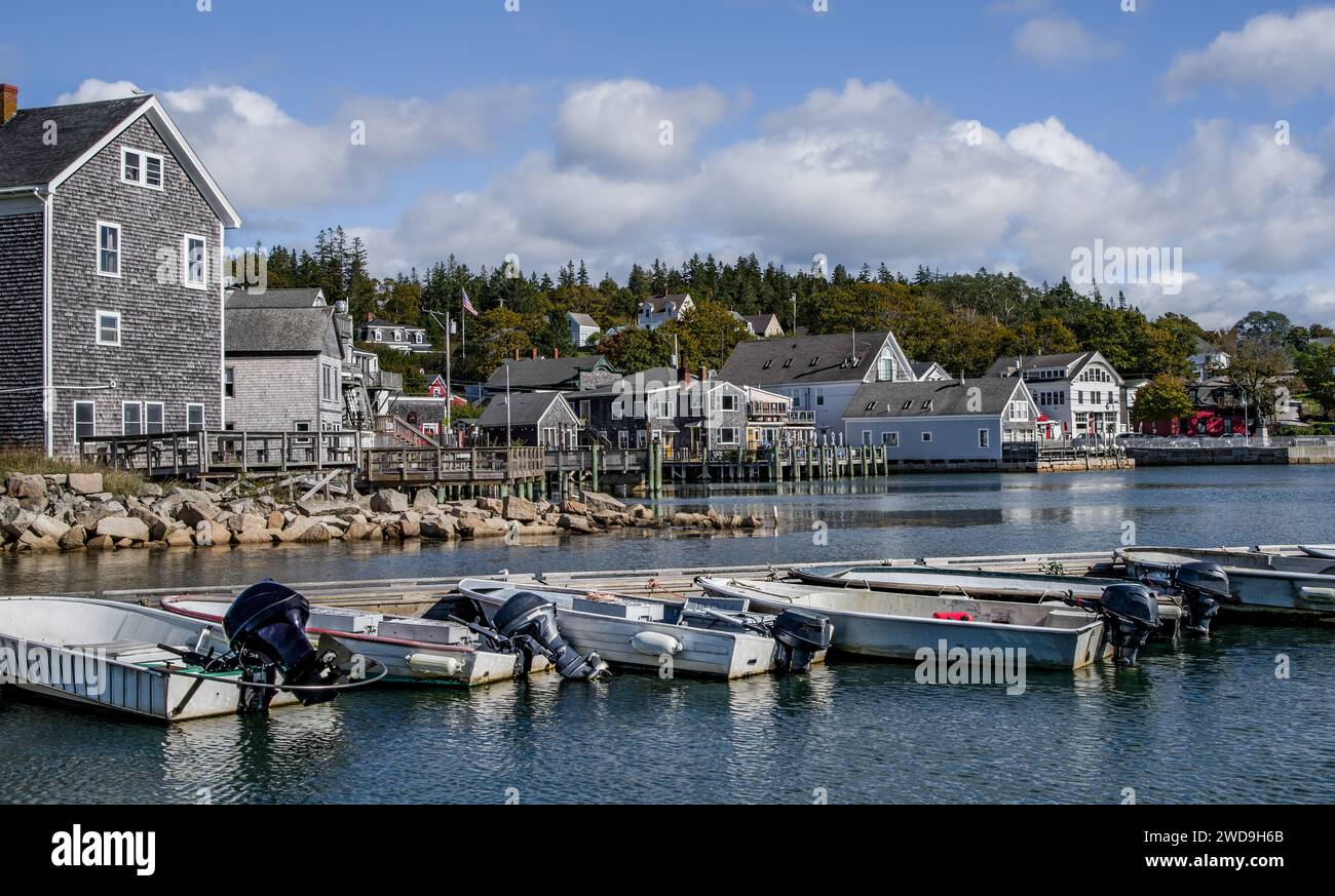 New England Lobster Fishing Town: Piccole barche da pesca, alcune con casse di aragosta, aspetta presso un molo di Stonington, Maine. Foto Stock
