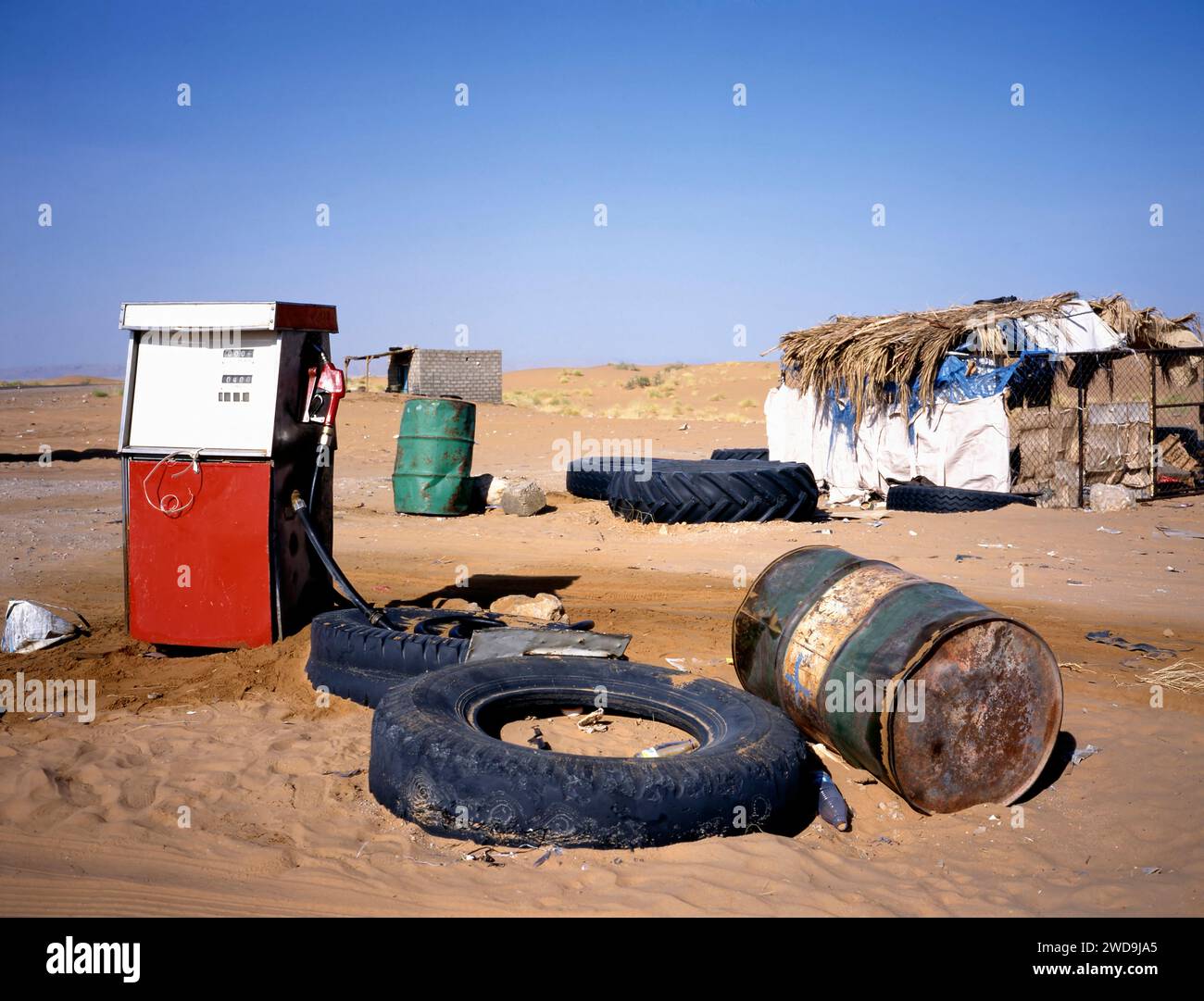 Una vecchia stazione di servizio abbandonata al confine del deserto arabo in Yemen Foto Stock