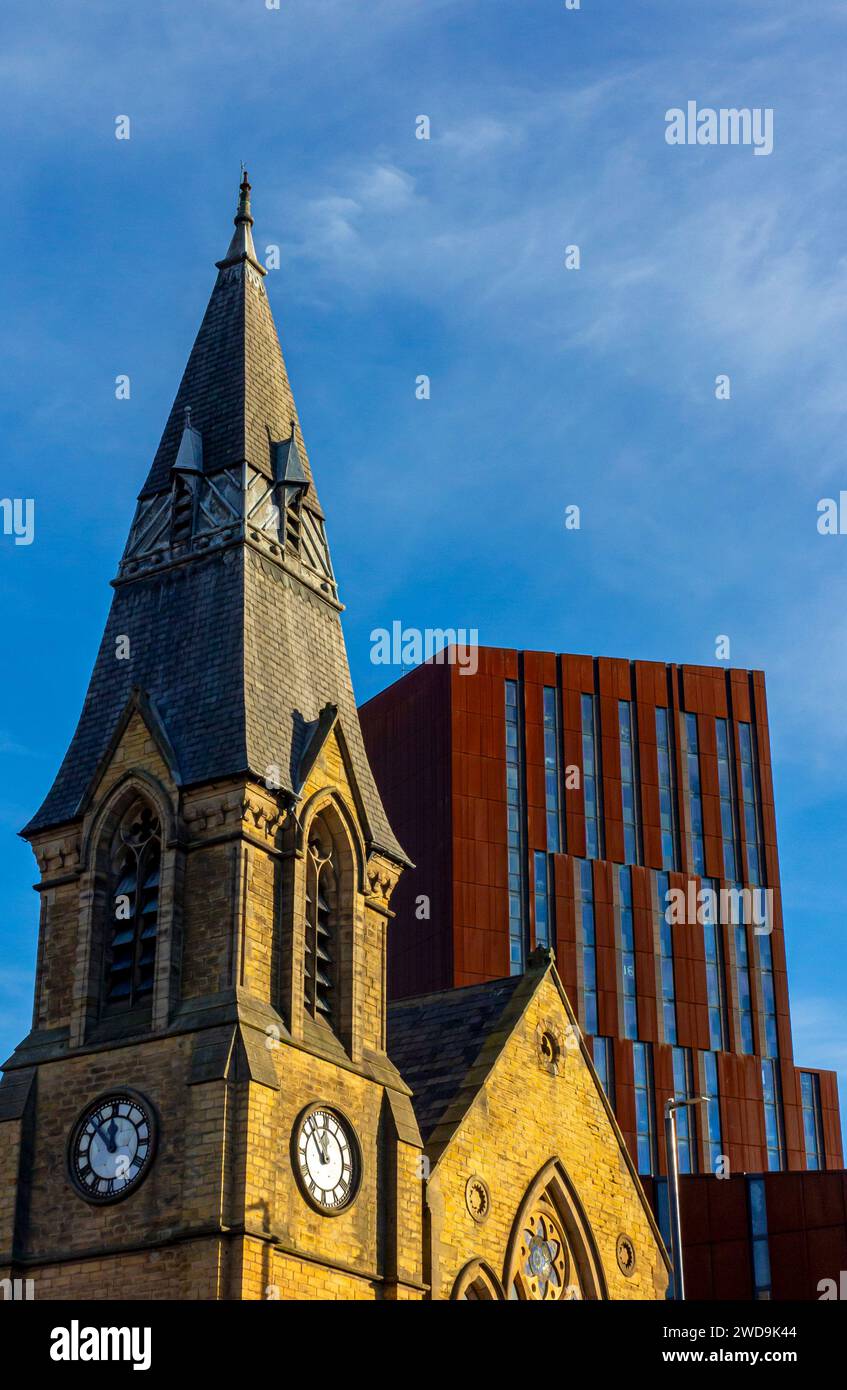 Il moderno edificio Broadcasting Tower parte della Leeds Beckett University West Yorkshire Inghilterra Regno Unito progettato dagli architetti Feilden Clegg Bradley 2009. Foto Stock