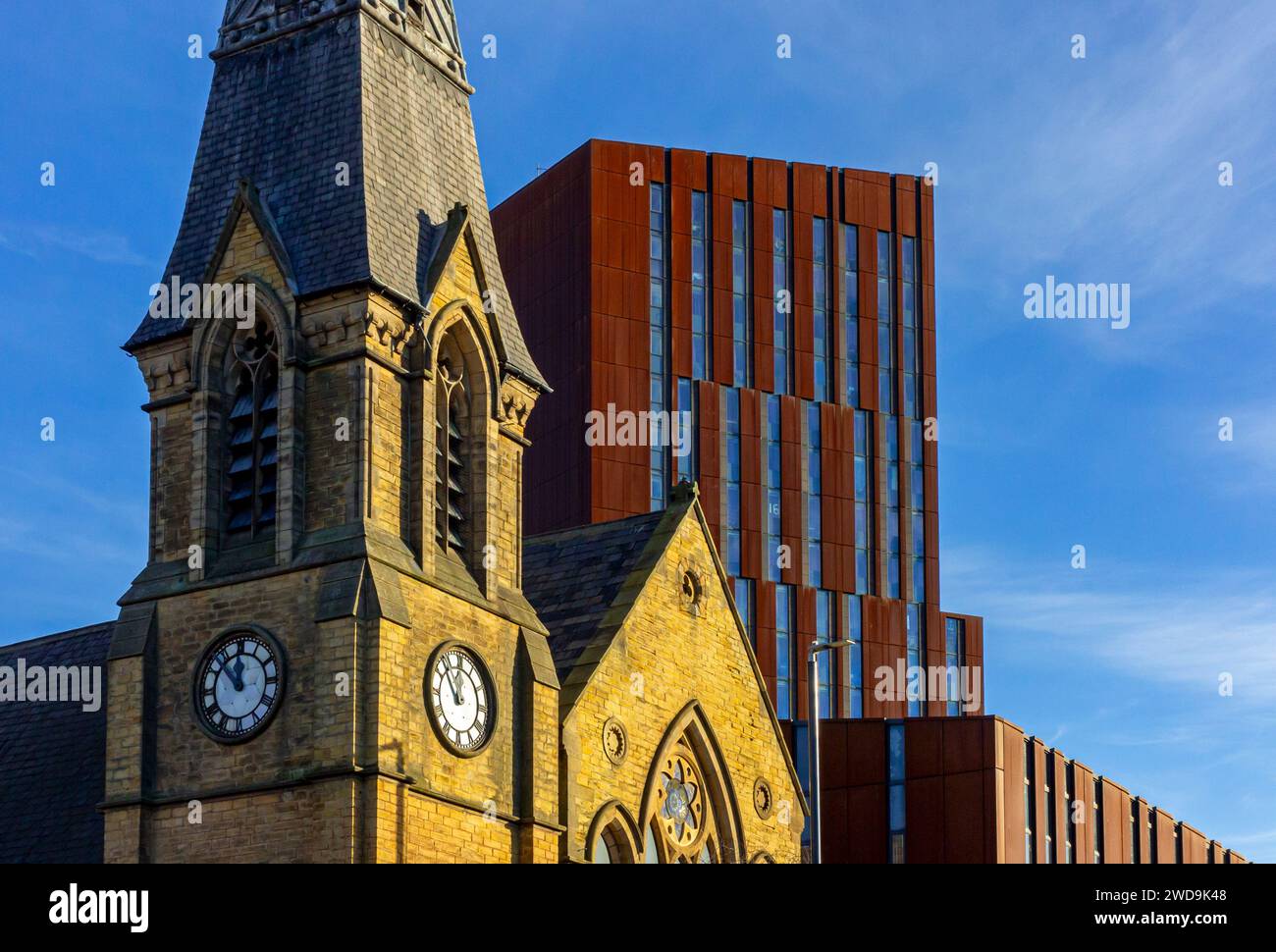 Il moderno edificio Broadcasting Tower parte della Leeds Beckett University West Yorkshire Inghilterra Regno Unito progettato dagli architetti Feilden Clegg Bradley 2009. Foto Stock