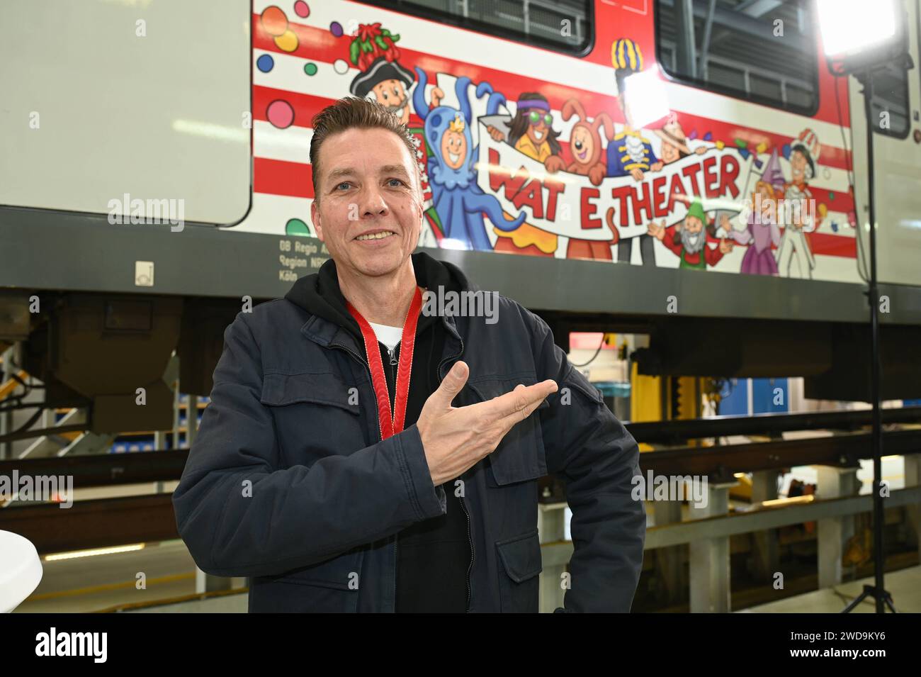 Künstler Heiko Wrusch bei der Präsentation der Karnevals S Bahn mit Wimmelbildern *** artista Heiko Wrusch alla presentazione del carnevale S-Bahn con immagini di oggetti nascosti Foto Stock