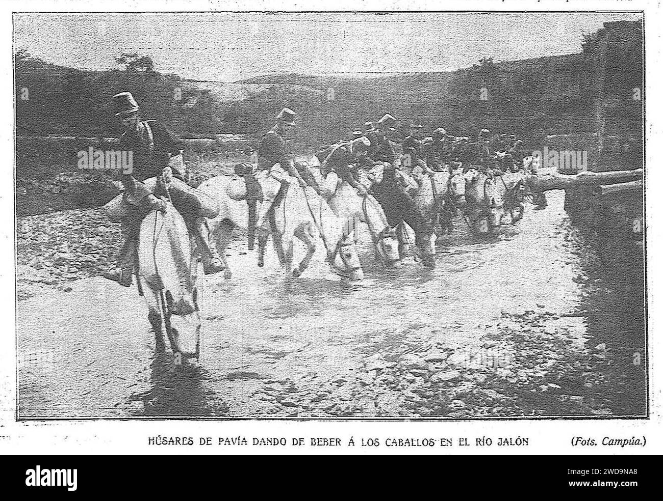 1904-10-04, El Gráfico, Húsares de Pavía dando de beber á los caballos en el Río Jalón. Foto Stock