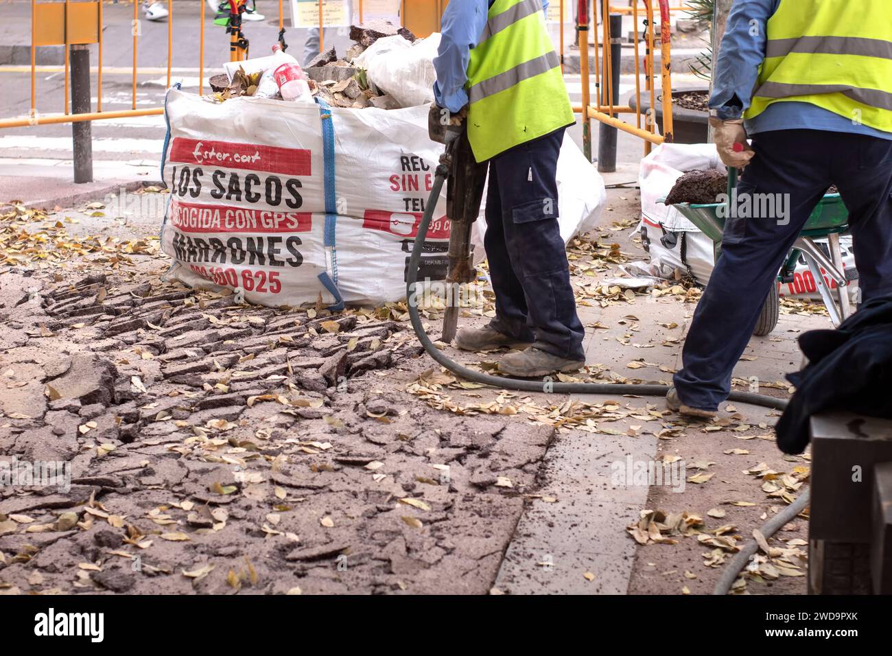I lavoratori municipali riparano la zona pedonale Foto Stock