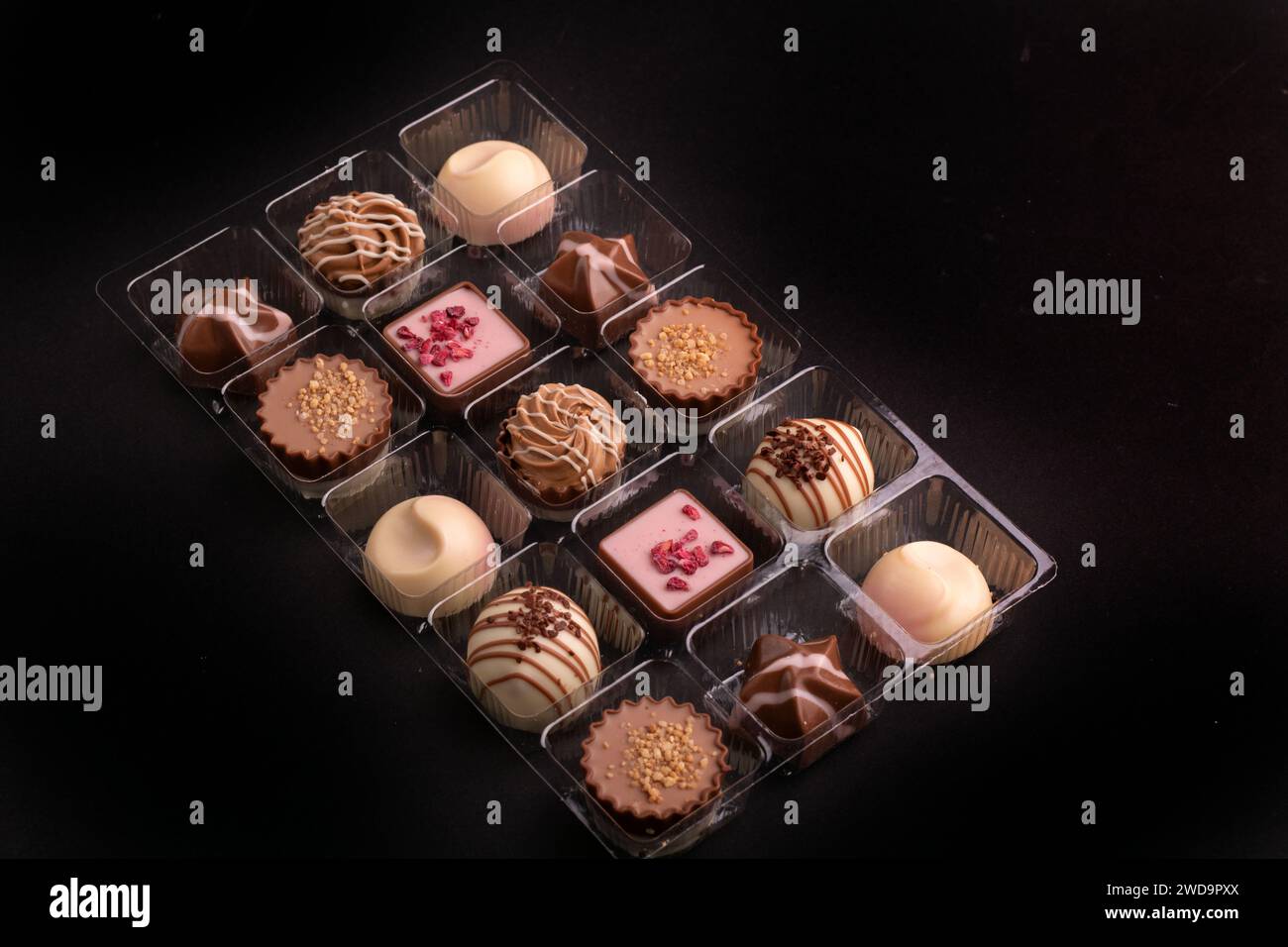 caramelle, cioccolato, cibo, snack, buio, tartufo, sottofondo, dolce, zucchero, dessert, dolciumi, assortimento, mangiare, fotografia, orizzontale, malsano, g Foto Stock