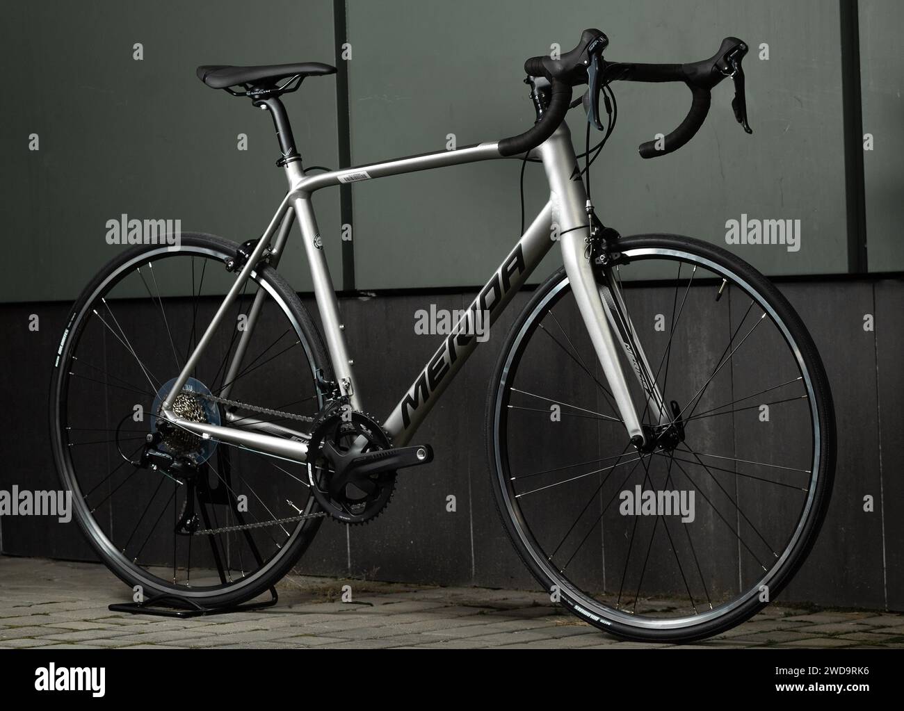 UCRAINA, KIEV - 23 FEBBRAIO 2020: Merida Scultura 200. Bicicletta da strada per corse e fitness. Vista laterale. Foto Stock