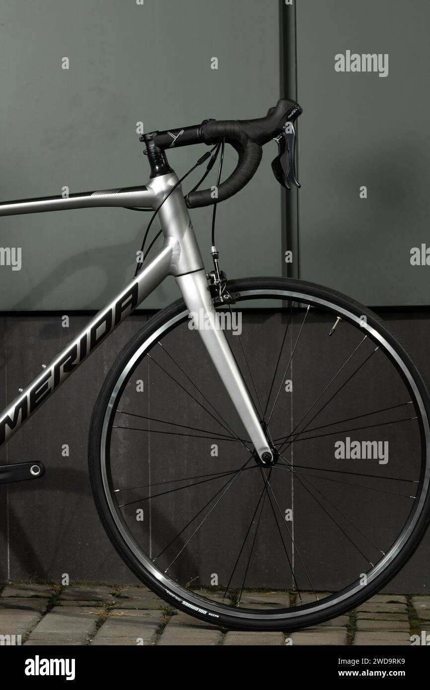 UCRAINA, KIEV - 23 FEBBRAIO 2020: Merida Scultura 200. Bicicletta da strada per corse e fitness. Vista laterale su sfondo grigio. Foto Stock