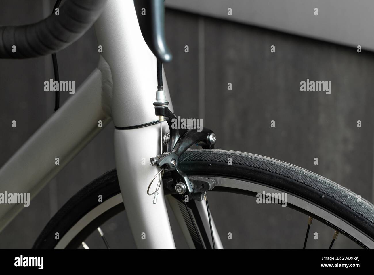 Bici da strada. Primo piano del sistema di rottura sulla bicicletta da strada su sfondo grigio. Foto Stock