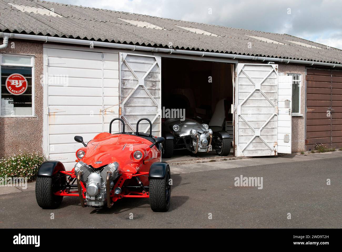 Due Black Jack Zero 3 Wheer Trike siedono fuori dal loro garage di sviluppo Foto Stock