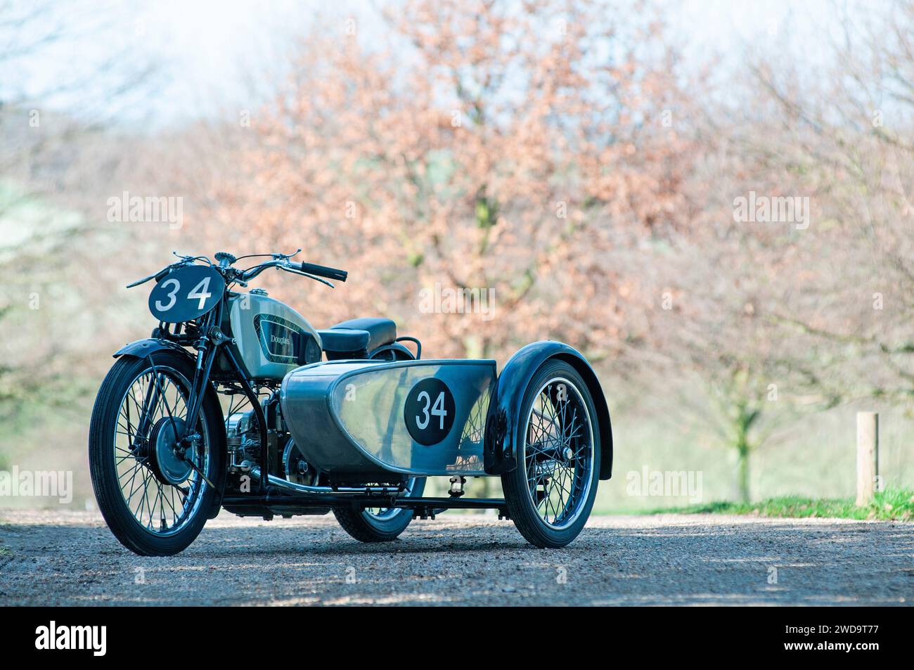 1931 abito da corsa Douglas 750cc Works. Classica combinazione motociclistica britannica. Lato sinistro. Foto Stock