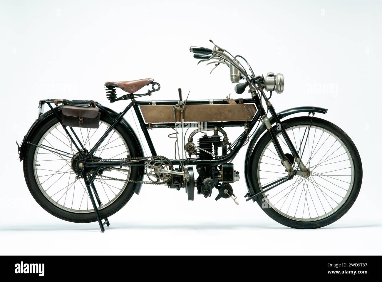 1913 FN modello 285 motocicletta veterana. Immagine Studio su sfondo bianco. Vista laterale destra. Foto Stock