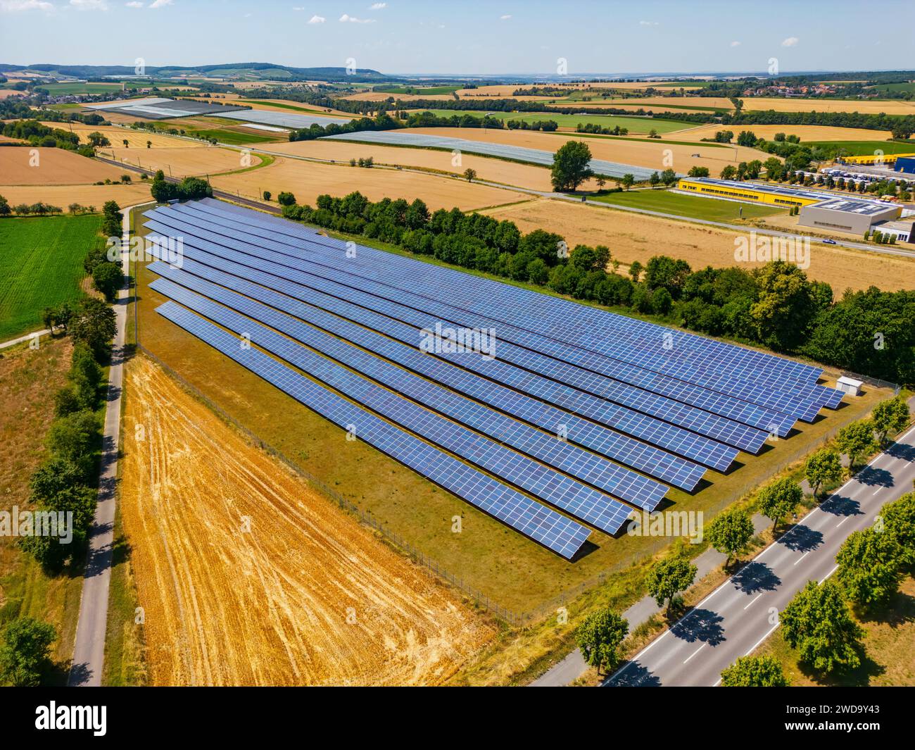 Pannelli solari su un parco solare in campagna per la produzione di energia rinnovabile nella Energiewende tedesca Foto Stock