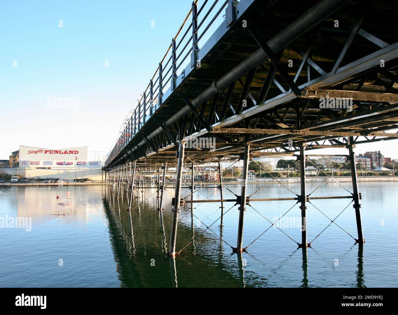 Sotto il vecchio molo, ai margini del Marine Lake, Southport, Merseyside, Regno Unito, Europa Foto Stock