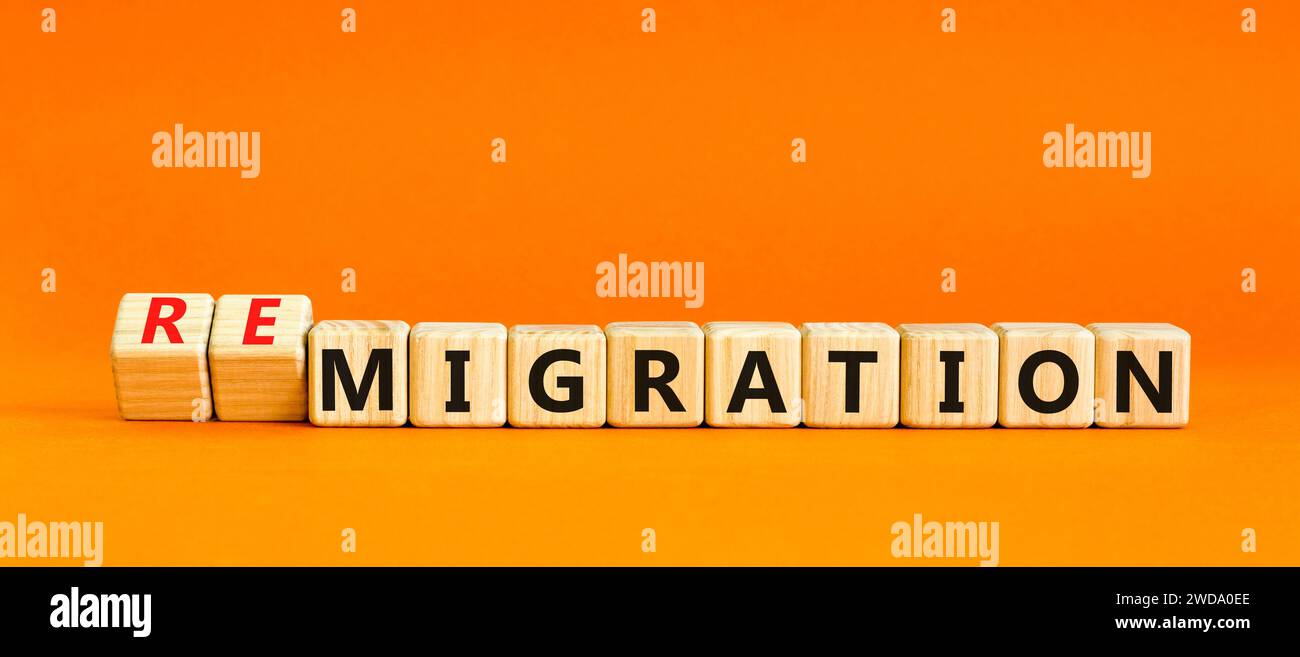 Simbolo di migrazione o di remigrazione. Concetto di Migration Remigration su bellissimi cubi di legno. Bellissimo sfondo arancione. Business migr Foto Stock