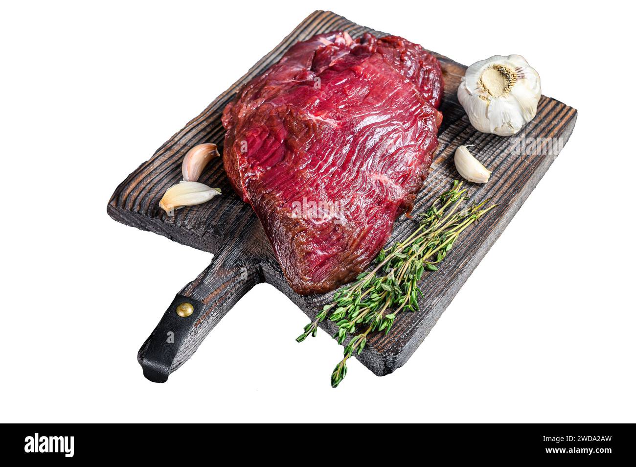 Carne di cervo crudo di venere su un tagliere di cucire con erbe. Isolato su sfondo bianco, vista dall'alto Foto Stock