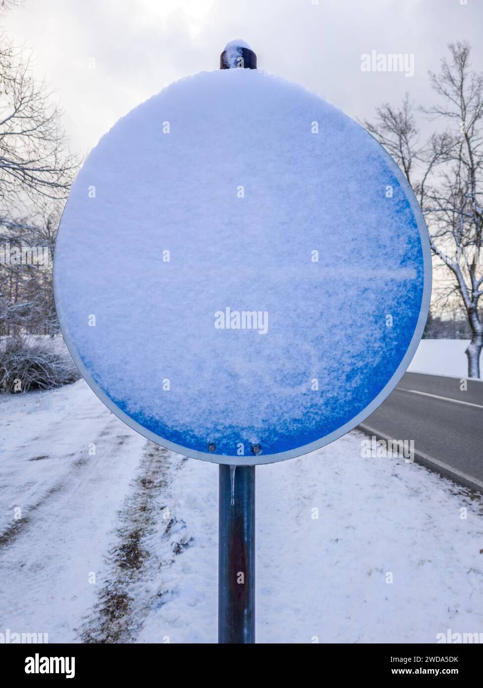 Segnali stradali innevati coperti di neve in inverno, Baviera, Germania Foto Stock