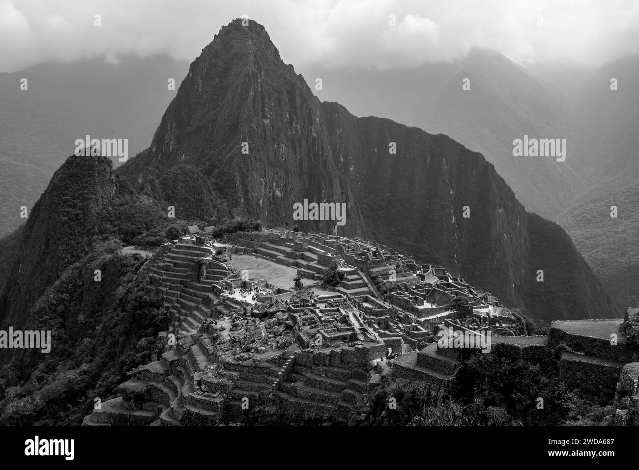 Rovine di Machu Picchu Inca in bianco e nero, santuario storico di Machu Picchu, Cusco, Perù. Foto Stock