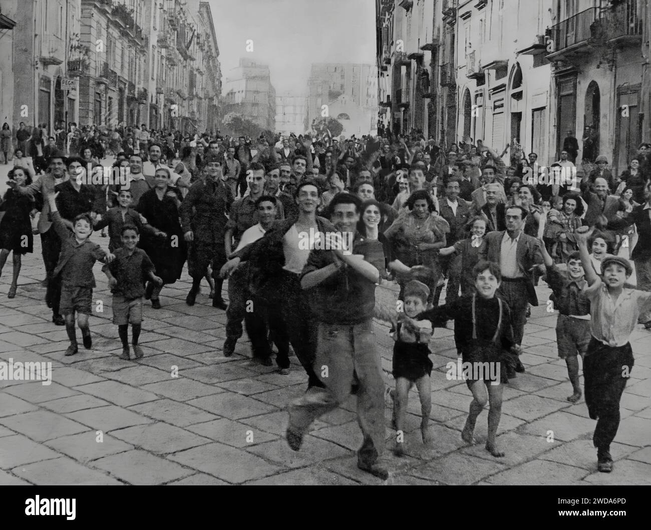 I napoletani salutano con entusiasmo le truppe della V Armata il 29 settembre 1943 mentre entrano a Napoli durante l'invasione dell'Italia della seconda guerra mondiale. Foto Stock