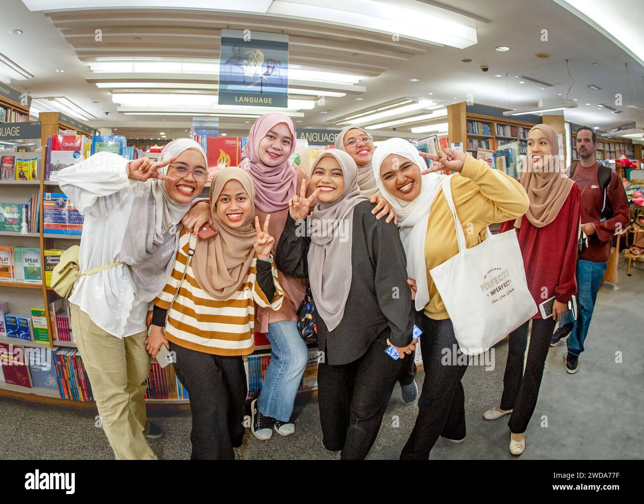 2023 febbraio - Kuala Lumpur Malesia - un gruppo di giovani ragazze musulmane scatta una foto di gruppo in una libreria e sono molto felici Foto Stock