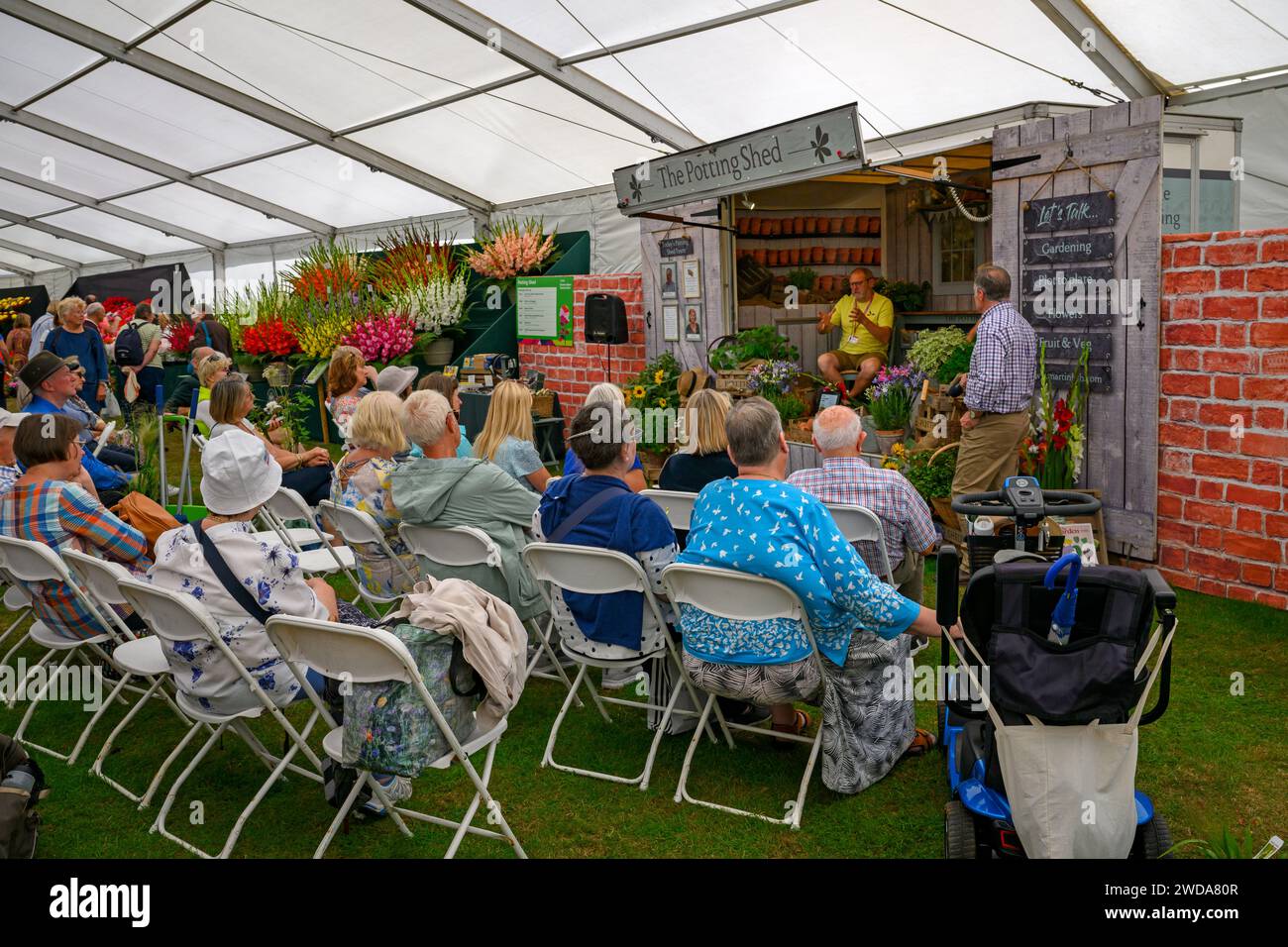 Presentazione di Potting Shed (i visitatori ascoltano domande e risposte, presentatore di Martin Fish) - RHS Flower Show Tatton Park 2023, Cheshire Inghilterra Regno Unito. Foto Stock