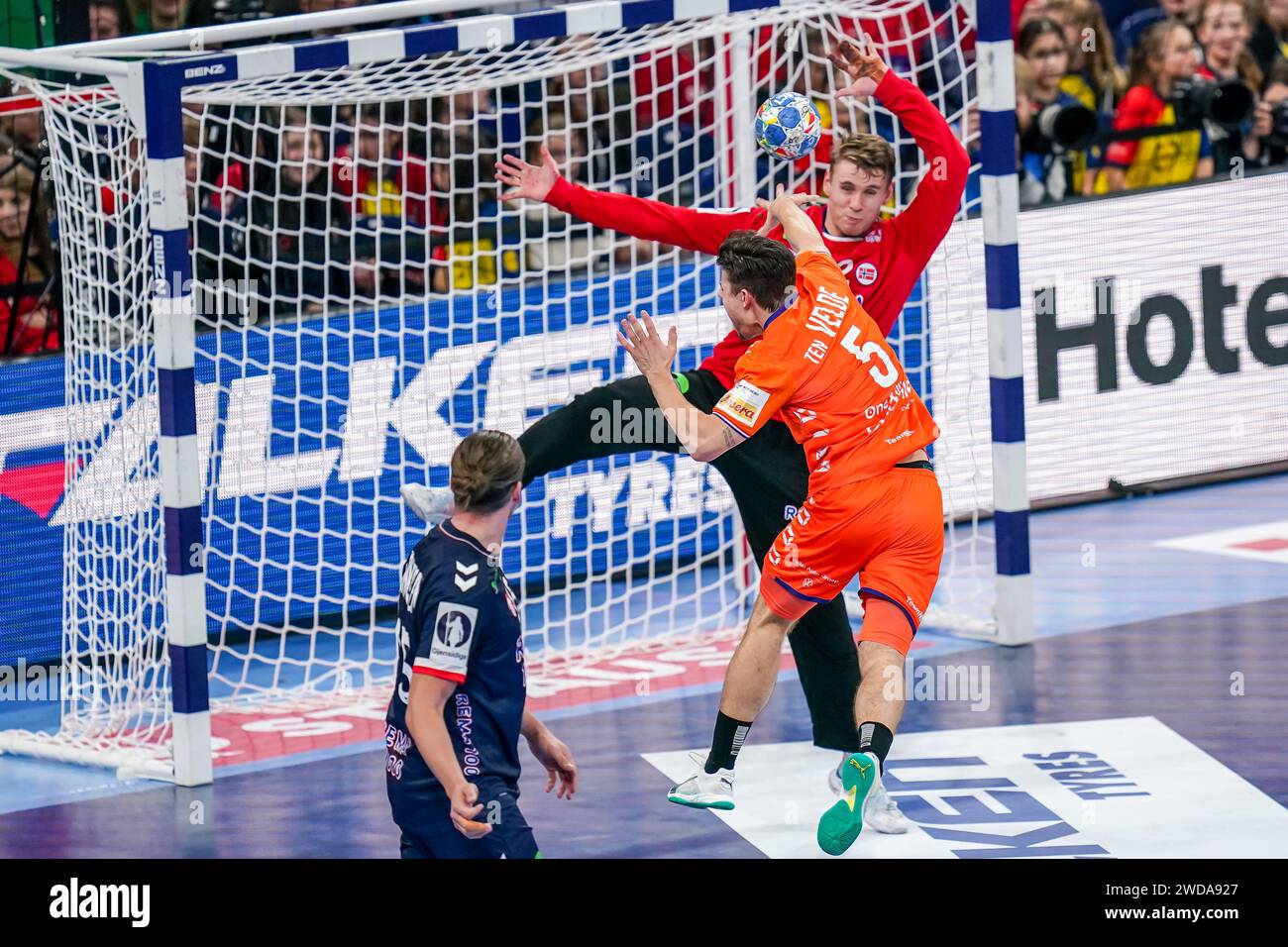 Amburgo, Germania. 19 gennaio 2024. AMBURGO, GERMANIA - 19 GENNAIO: Rutger Ten Velde dei Paesi Bassi spara a segnare durante il Main Round dell'EHF Euro 2024 tra Norvegia e Paesi Bassi alla Barclays Arena il 19 gennaio 2024 ad Amburgo, Germania. (Foto di Henk Seppen/Orange Pictures) credito: Orange Pics BV/Alamy Live News Foto Stock