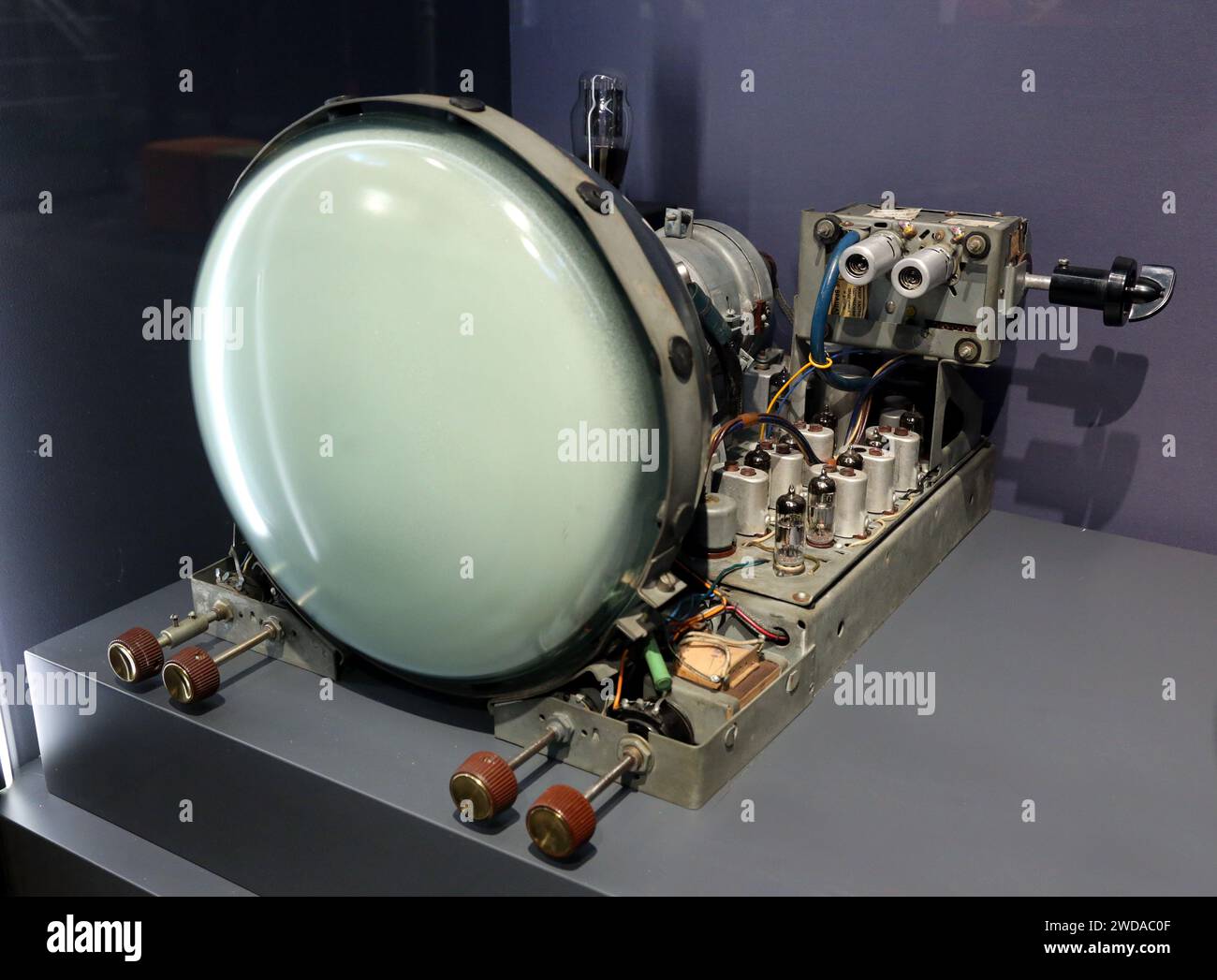 Set TV Avangard 55 sovietico prodotto nel 1955, solo telaio senza involucro esterno. Tubo a raggi catodici rooud di vecchio stile davanti. Pezzo da museo. Foto Stock