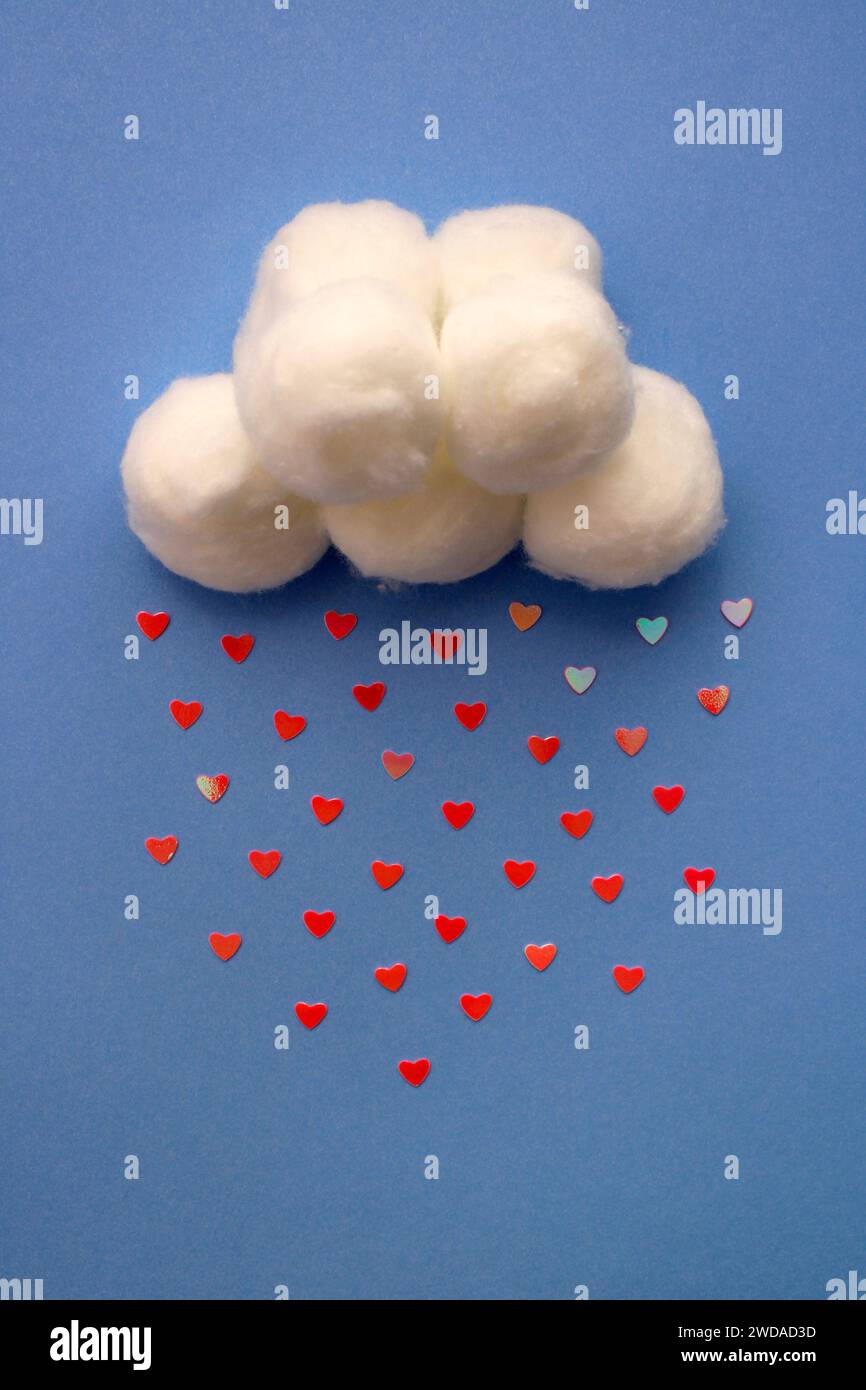 Nuvola bianca con pioggia di cuori Foto Stock