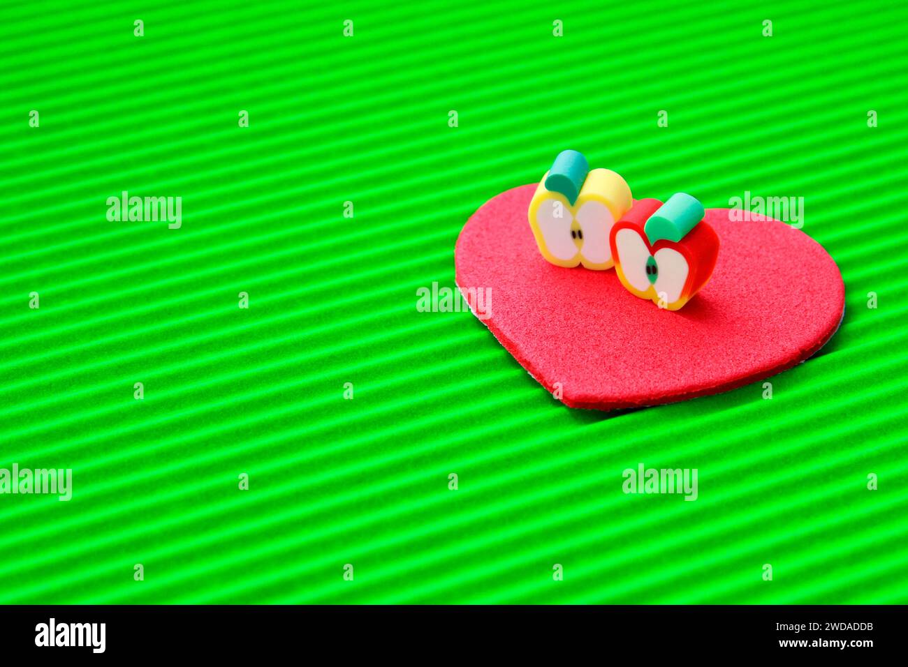 Amore per le mele su fondo verde Foto Stock