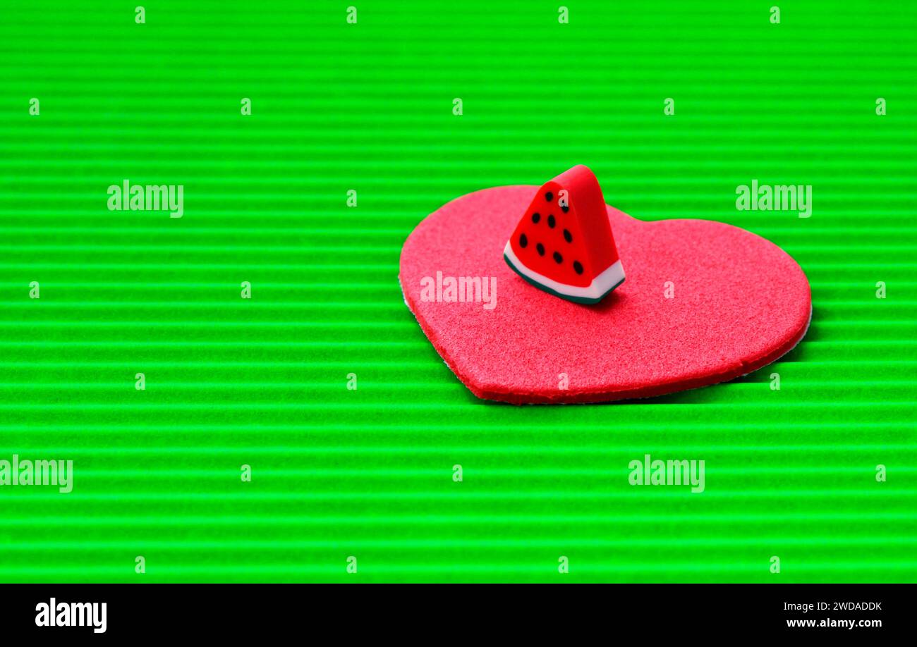 Amore per l'anguria su sfondo verde Foto Stock